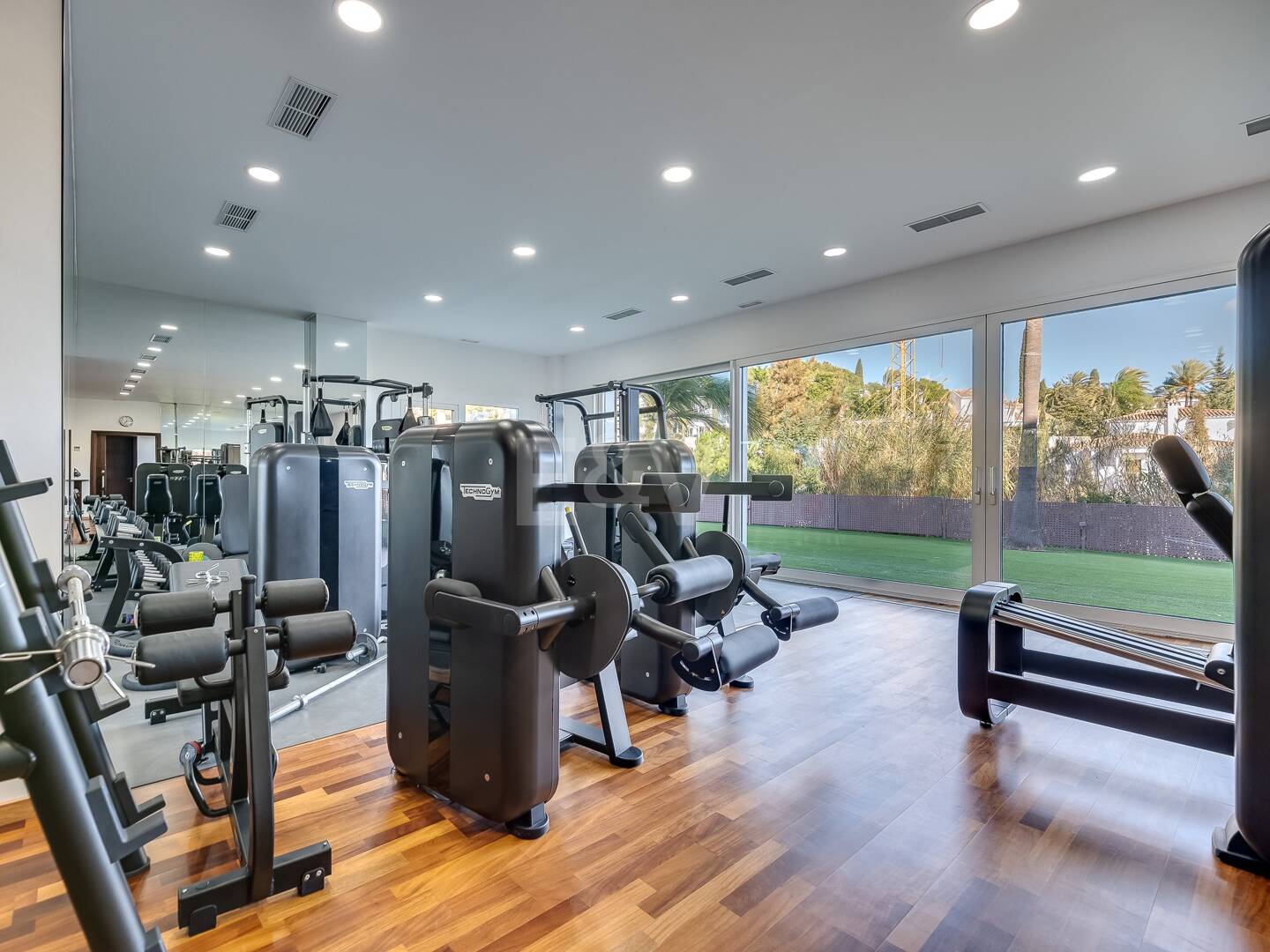 Lujo y serenidad: Villa con vistas panorámicas al mar y campo de golf privado en El Paraíso, Marbella