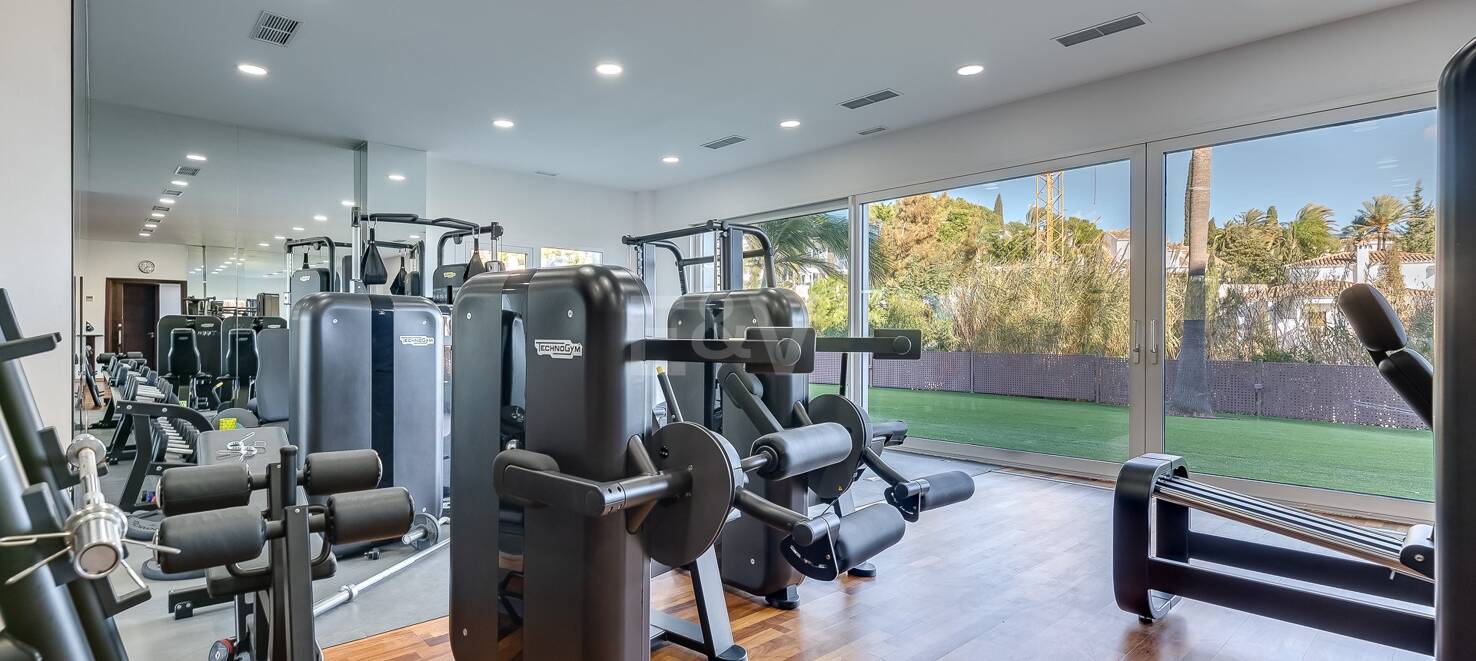 Lujo y serenidad: Villa con vistas panorámicas al mar y campo de golf privado en El Paraíso, Marbella