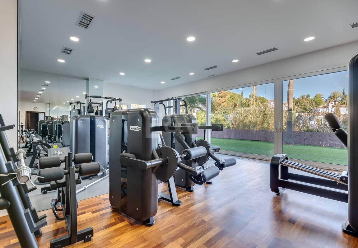 Lujo y serenidad: Villa con vistas panorámicas al mar y campo de golf privado en El Paraíso, Marbella