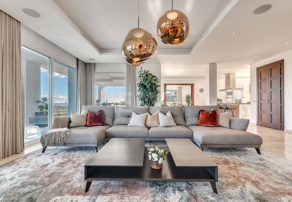 Lujo y serenidad: Villa con vistas panorámicas al mar y campo de golf privado en El Paraíso, Marbella