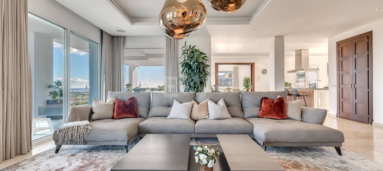 Lujo y serenidad: Villa con vistas panorámicas al mar y campo de golf privado en El Paraíso, Marbella