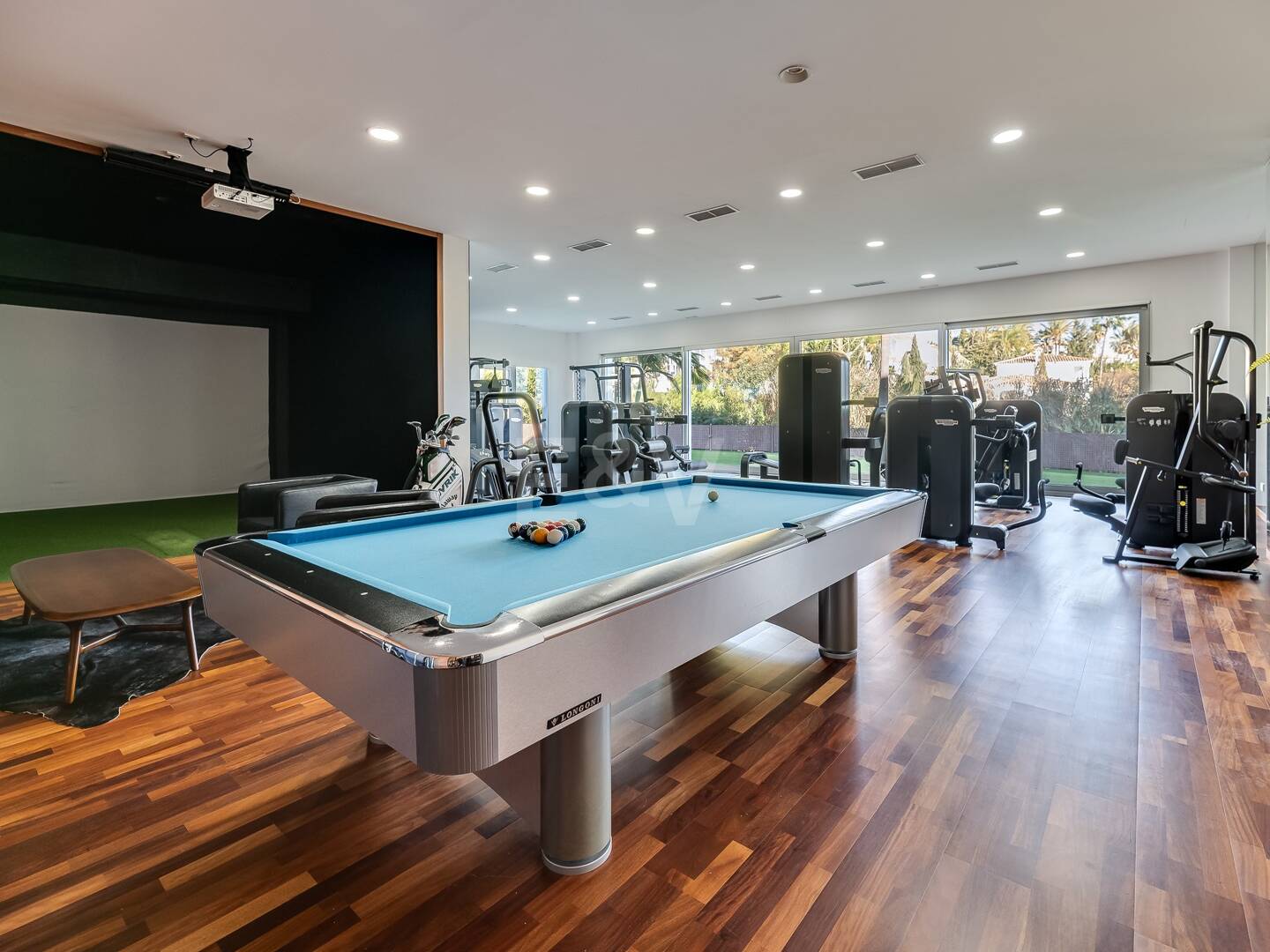 Lujo y serenidad: Villa con vistas panorámicas al mar y campo de golf privado en El Paraíso, Marbella