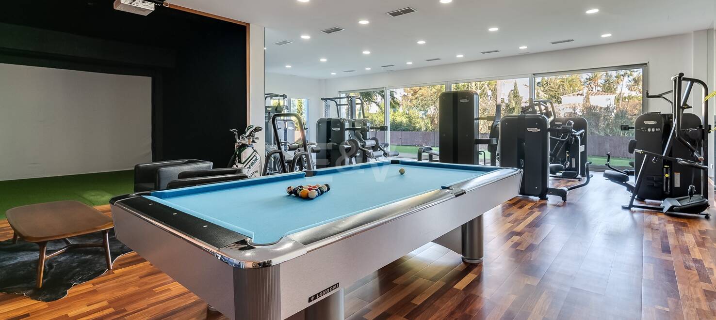 Lujo y serenidad: Villa con vistas panorámicas al mar y campo de golf privado en El Paraíso, Marbella