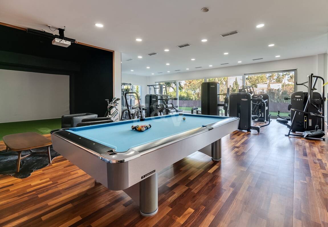 Lujo y serenidad: Villa con vistas panorámicas al mar y campo de golf privado en El Paraíso, Marbella