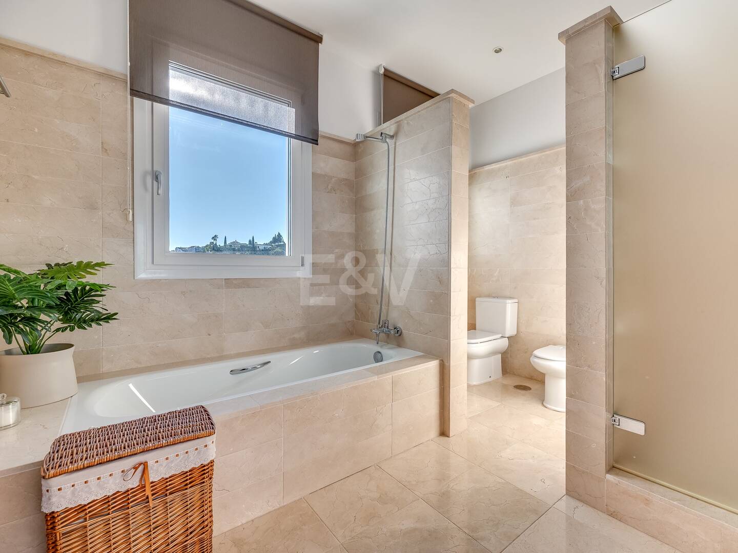 Lujo y serenidad: Villa con vistas panorámicas al mar y campo de golf privado en El Paraíso, Marbella