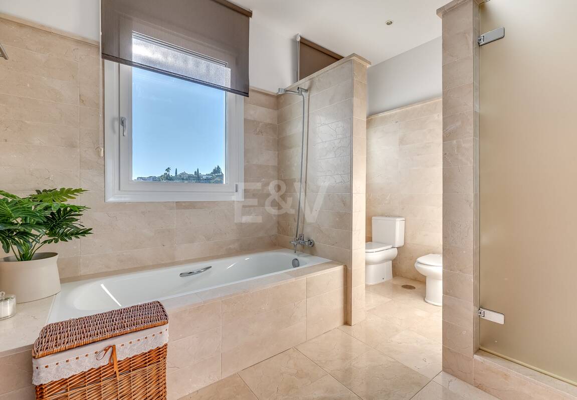 Lujo y serenidad: Villa con vistas panorámicas al mar y campo de golf privado en El Paraíso, Marbella