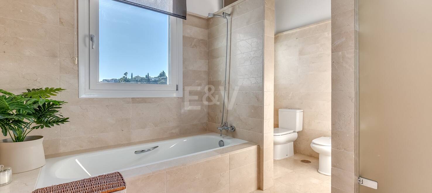 Lujo y serenidad: Villa con vistas panorámicas al mar y campo de golf privado en El Paraíso, Marbella