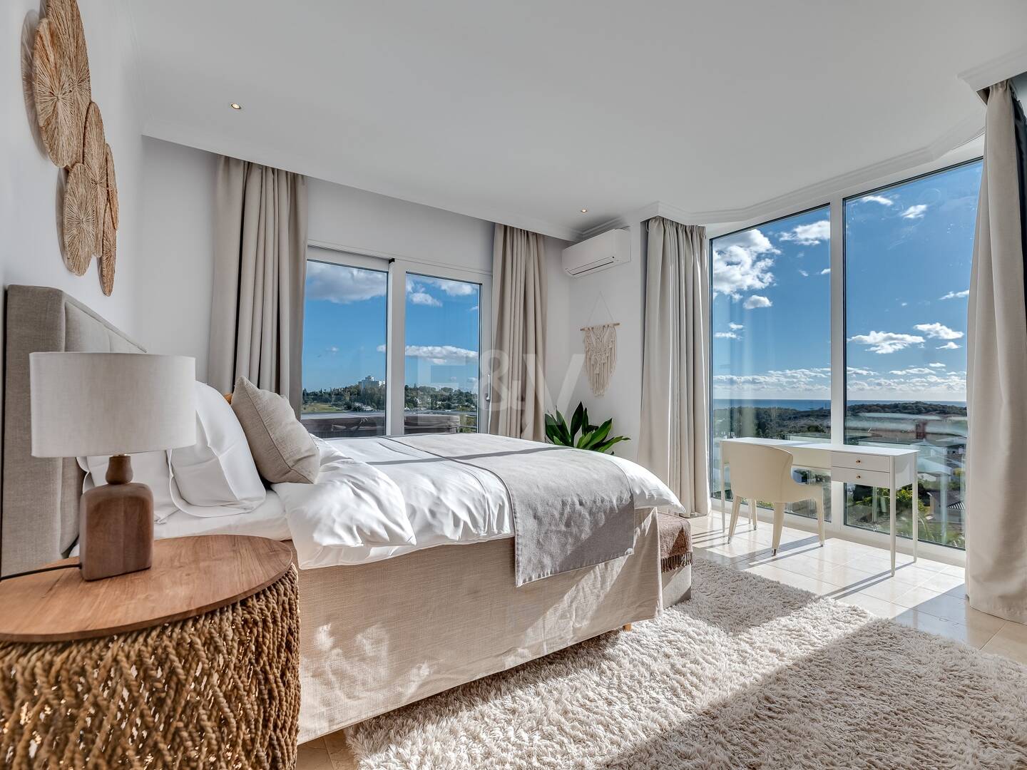 Lujo y serenidad: Villa con vistas panorámicas al mar y campo de golf privado en El Paraíso, Marbella