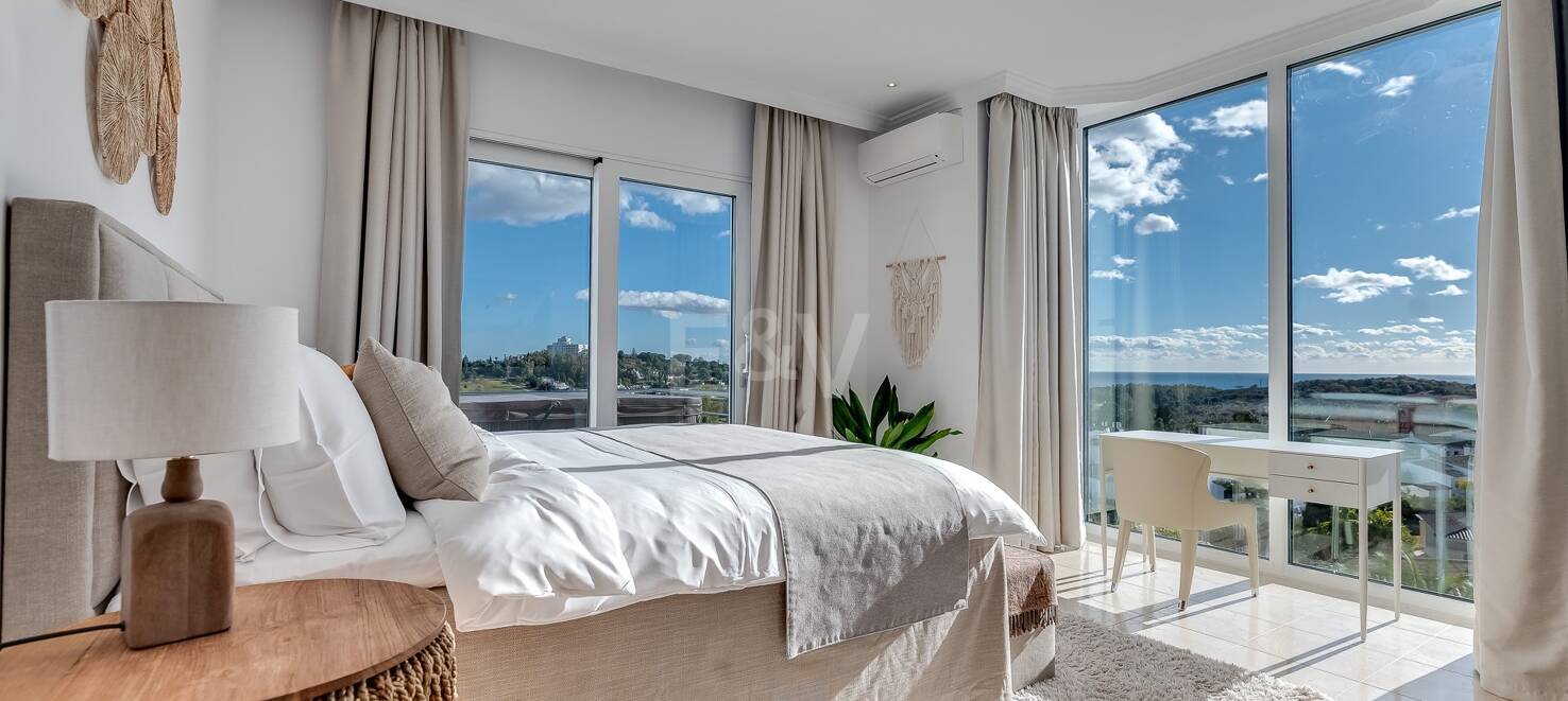 Lujo y serenidad: Villa con vistas panorámicas al mar y campo de golf privado en El Paraíso, Marbella