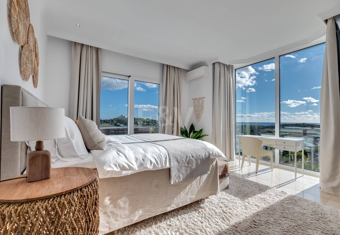 Lujo y serenidad: Villa con vistas panorámicas al mar y campo de golf privado en El Paraíso, Marbella