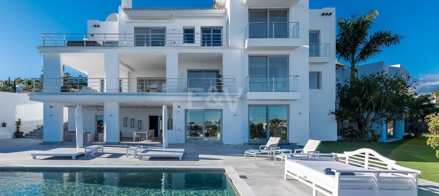Lujo y serenidad: Villa con vistas panorámicas al mar y campo de golf privado en El Paraíso, Marbella