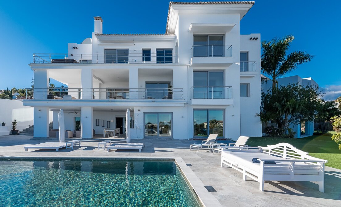 Serene Luxe: Panoramic Seaview Villa with Private Golf Green in El Paraiso, Marbella