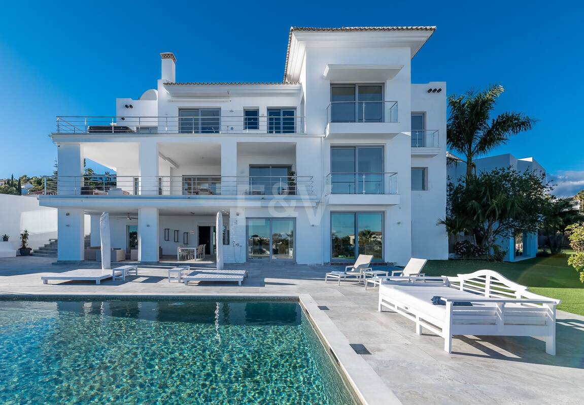 Lujo y serenidad: Villa con vistas panorámicas al mar y campo de golf privado en El Paraíso, Marbella