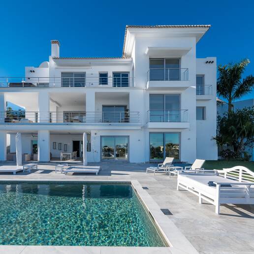Lujo y serenidad: Villa con vistas panorámicas al mar y campo de golf privado en El Paraíso, Marbella