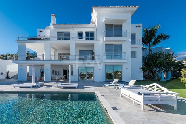 Lujo y serenidad: Villa con vistas panorámicas al mar y campo de golf privado en El Paraíso, Marbella