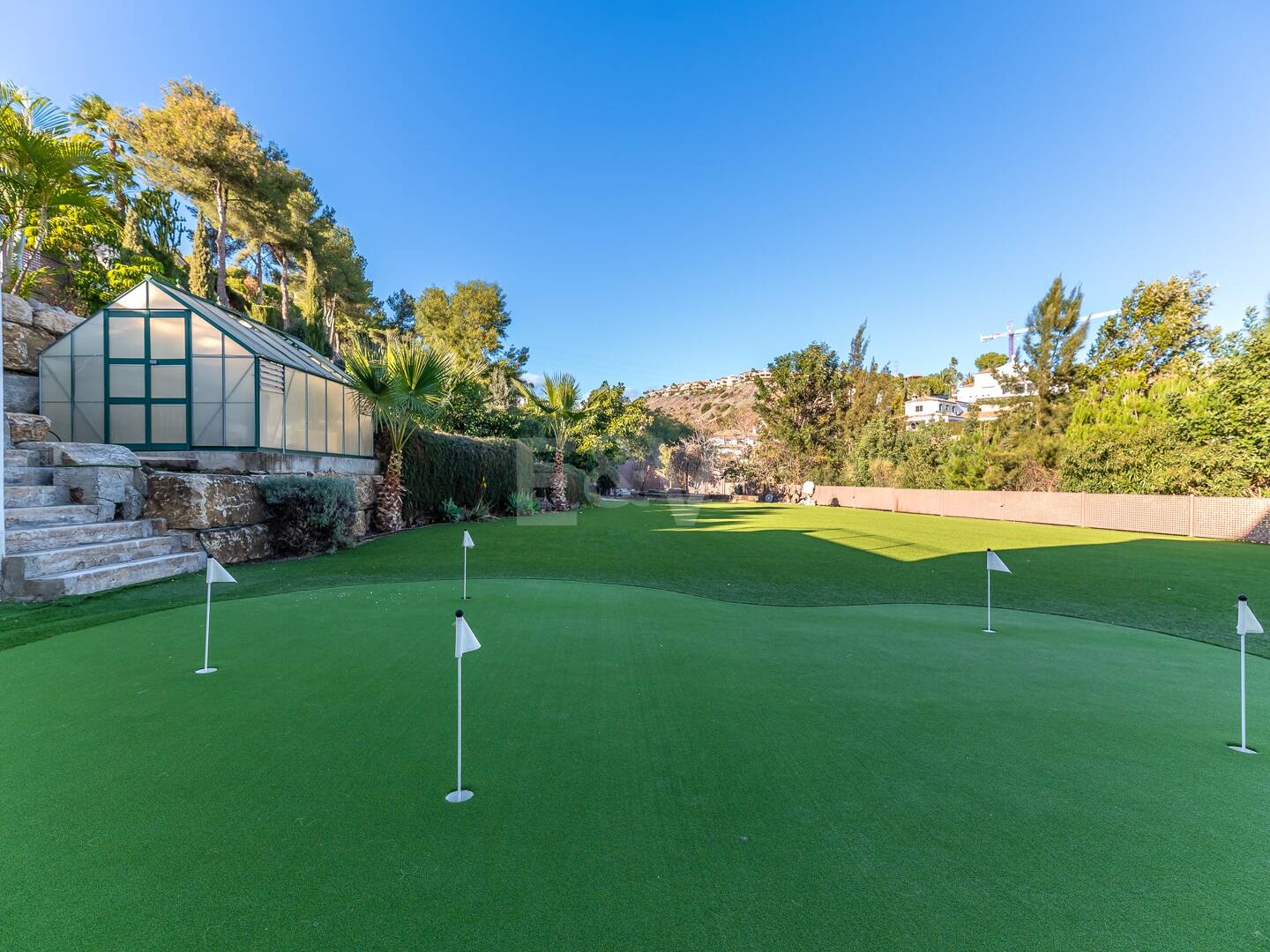 Lujo y serenidad: Villa con vistas panorámicas al mar y campo de golf privado en El Paraíso, Marbella