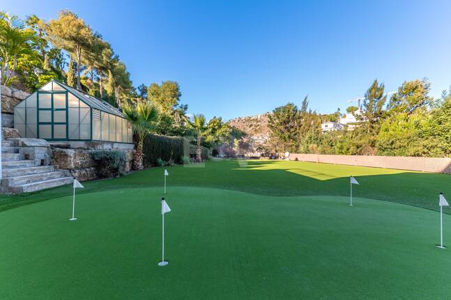 Lujo y serenidad: Villa con vistas panorámicas al mar y campo de golf privado en El Paraíso, Marbella