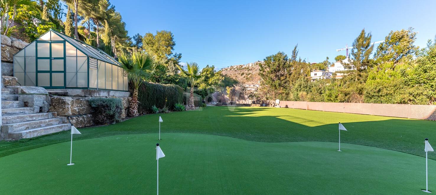 Lujo y serenidad: Villa con vistas panorámicas al mar y campo de golf privado en El Paraíso, Marbella