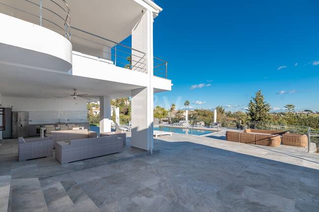 Lujo y serenidad: Villa con vistas panorámicas al mar y campo de golf privado en El Paraíso, Marbella