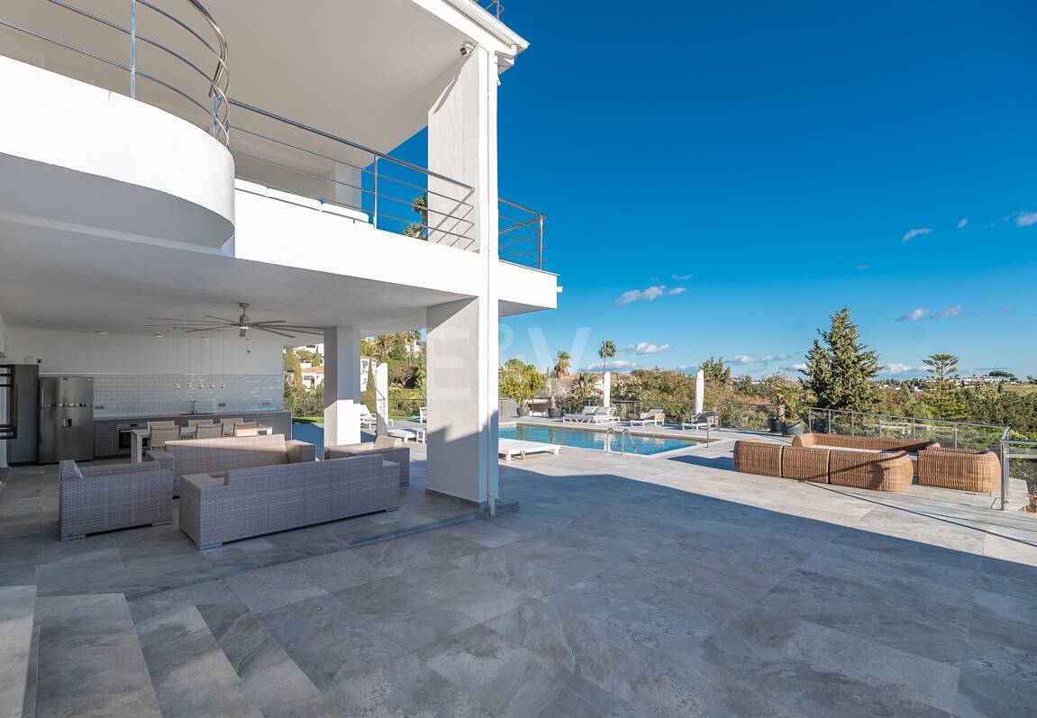 Lujo y serenidad: Villa con vistas panorámicas al mar y campo de golf privado en El Paraíso, Marbella