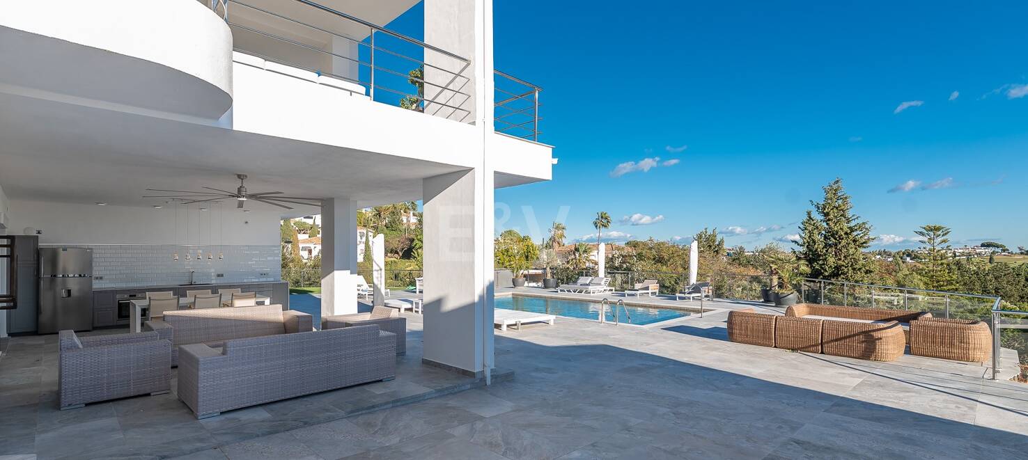 Lujo y serenidad: Villa con vistas panorámicas al mar y campo de golf privado en El Paraíso, Marbella