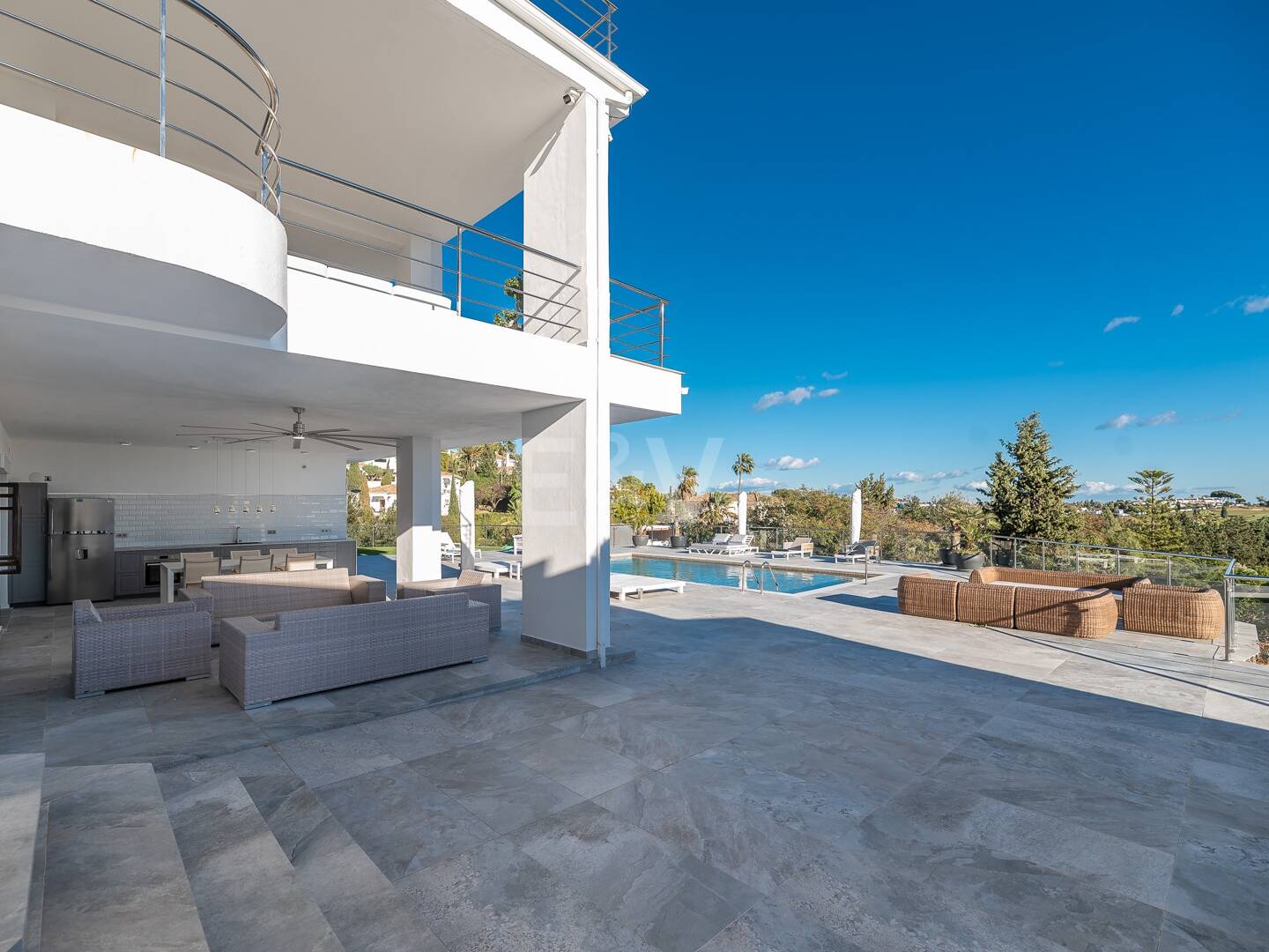 Lujo y serenidad: Villa con vistas panorámicas al mar y campo de golf privado en El Paraíso, Marbella