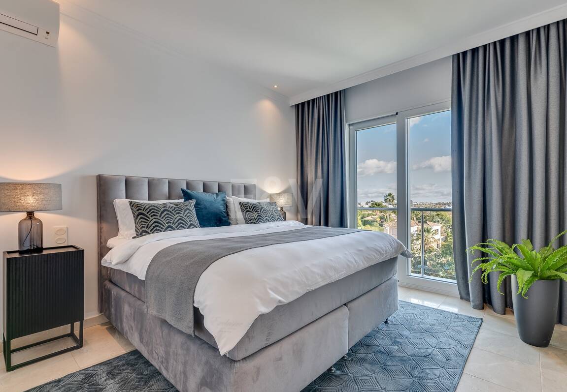 Lujo y serenidad: Villa con vistas panorámicas al mar y campo de golf privado en El Paraíso, Marbella