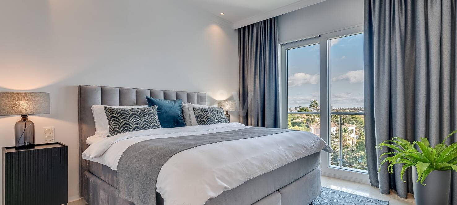 Lujo y serenidad: Villa con vistas panorámicas al mar y campo de golf privado en El Paraíso, Marbella