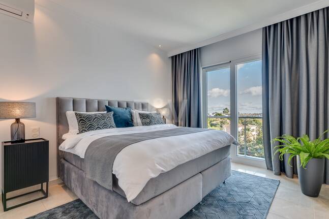 Lujo y serenidad: Villa con vistas panorámicas al mar y campo de golf privado en El Paraíso, Marbella