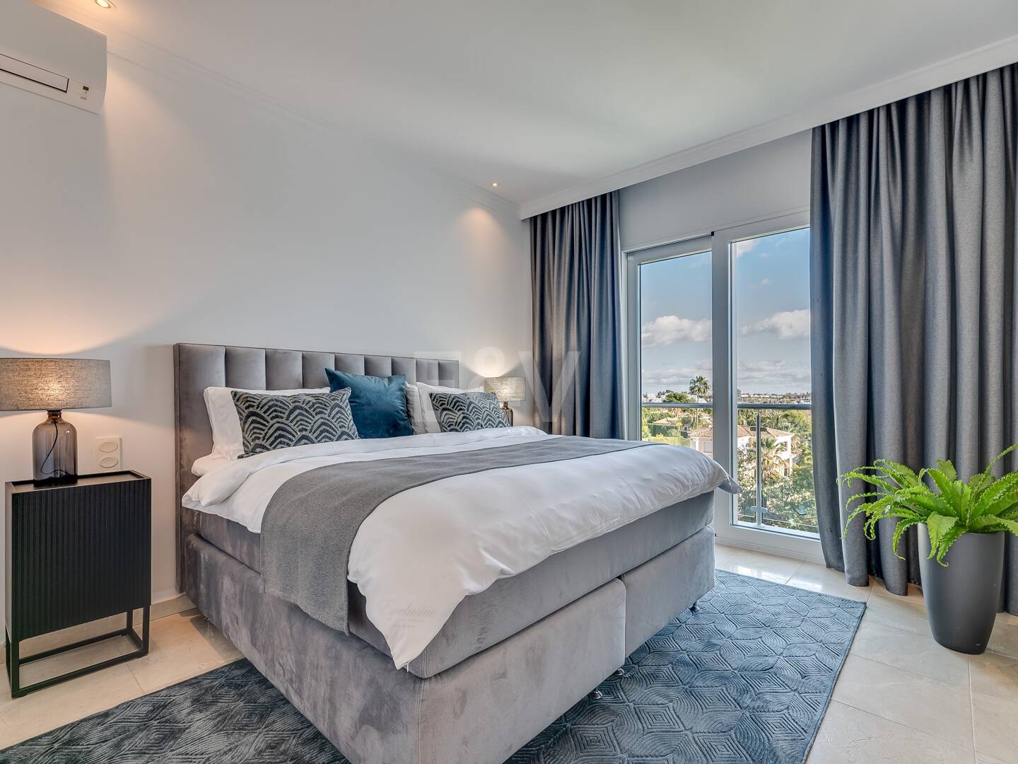 Lujo y serenidad: Villa con vistas panorámicas al mar y campo de golf privado en El Paraíso, Marbella