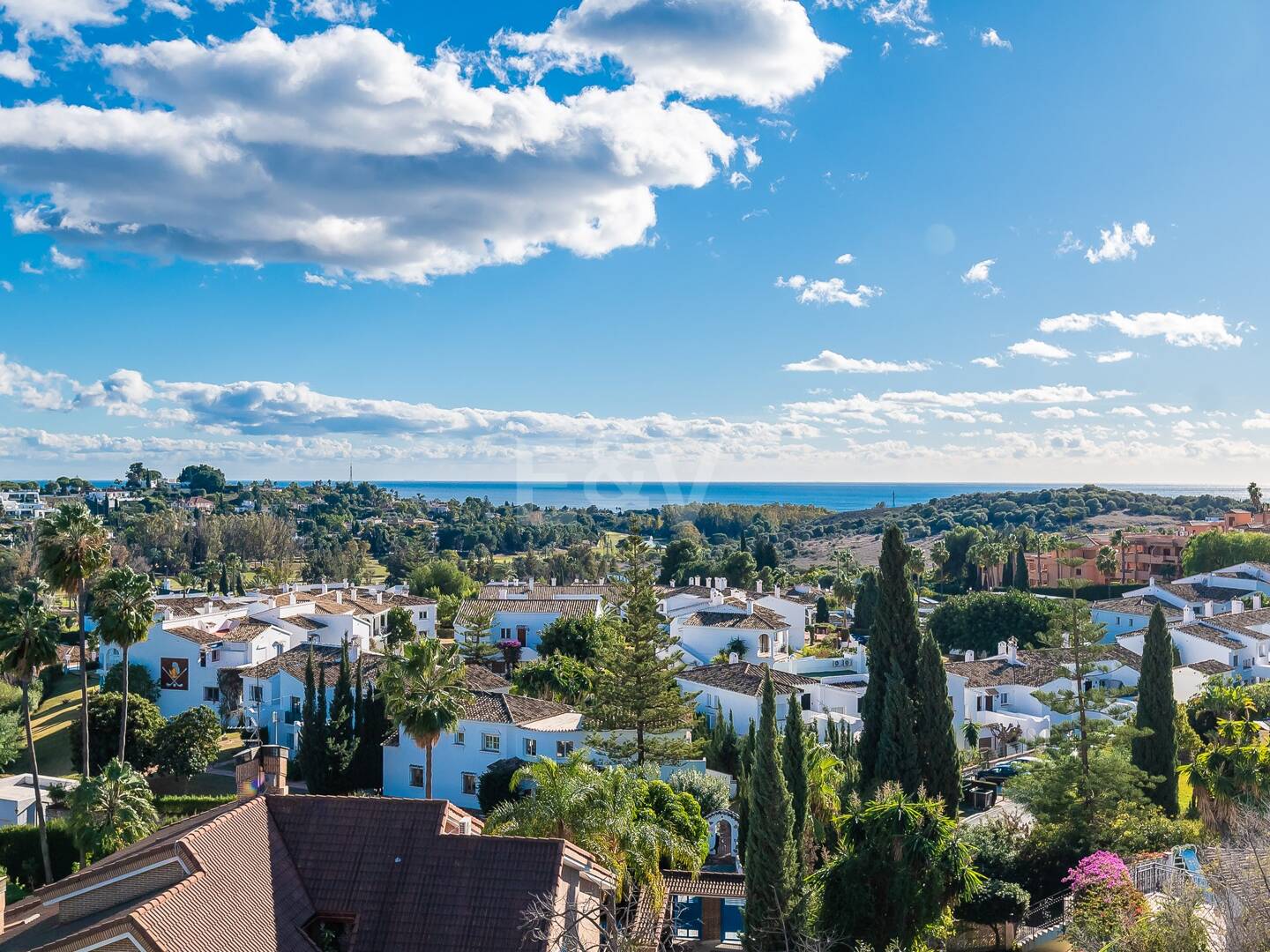 Lujo y serenidad: Villa con vistas panorámicas al mar y campo de golf privado en El Paraíso, Marbella