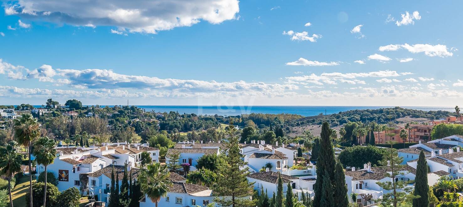 Lujo y serenidad: Villa con vistas panorámicas al mar y campo de golf privado en El Paraíso, Marbella