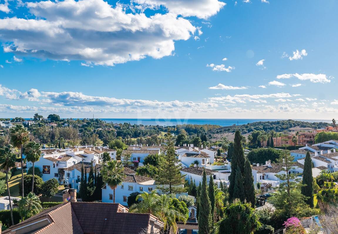 Lujo y serenidad: Villa con vistas panorámicas al mar y campo de golf privado en El Paraíso, Marbella