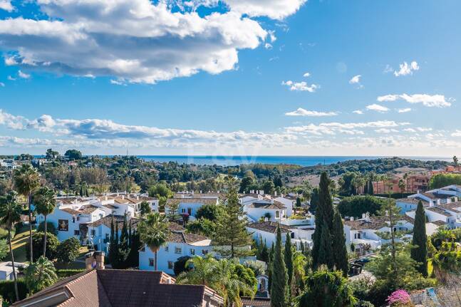 Lujo y serenidad: Villa con vistas panorámicas al mar y campo de golf privado en El Paraíso, Marbella