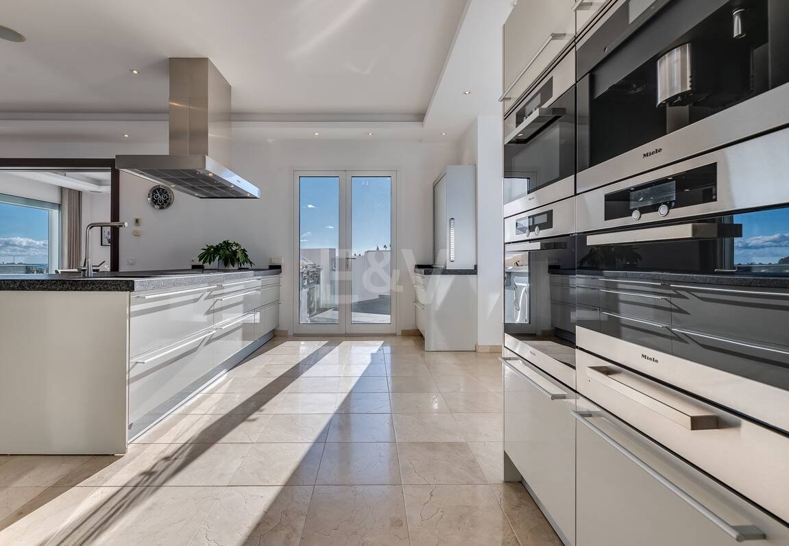 Lujo y serenidad: Villa con vistas panorámicas al mar y campo de golf privado en El Paraíso, Marbella