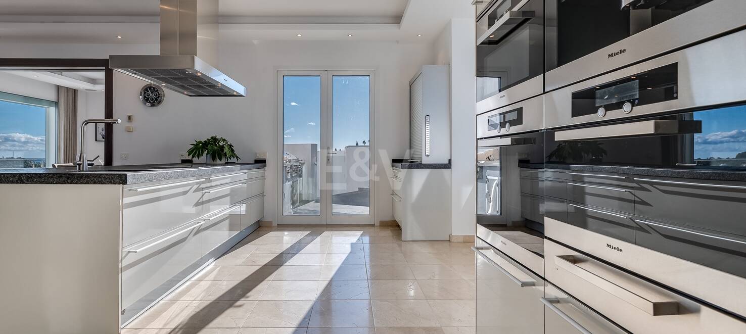 Lujo y serenidad: Villa con vistas panorámicas al mar y campo de golf privado en El Paraíso, Marbella