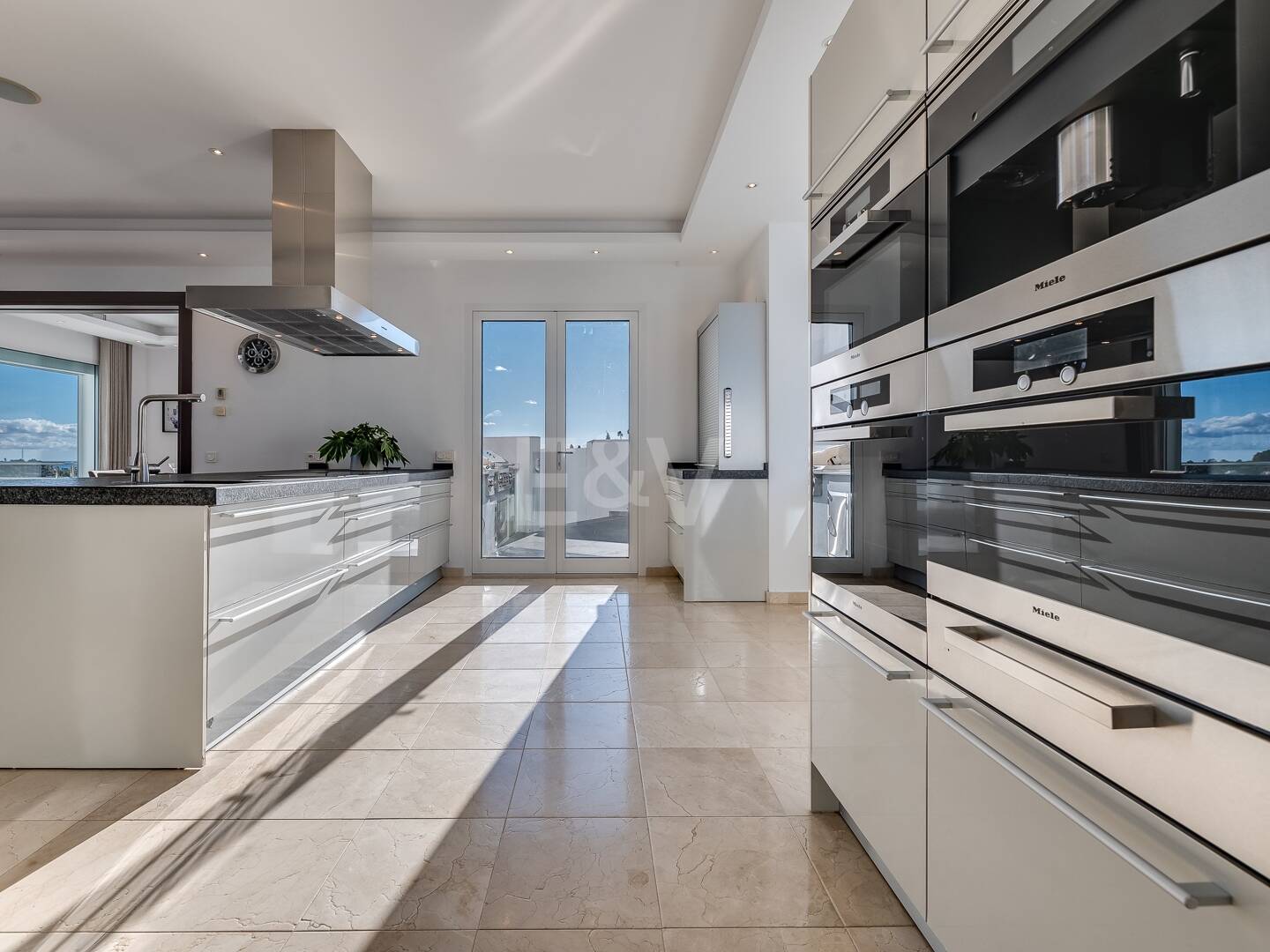 Lujo y serenidad: Villa con vistas panorámicas al mar y campo de golf privado en El Paraíso, Marbella