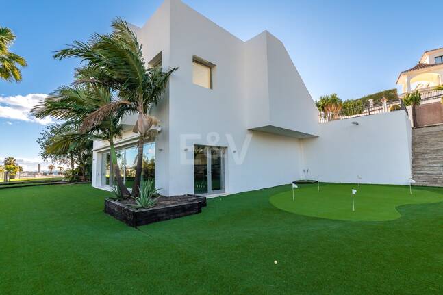 Lujo y serenidad: Villa con vistas panorámicas al mar y campo de golf privado en El Paraíso, Marbella