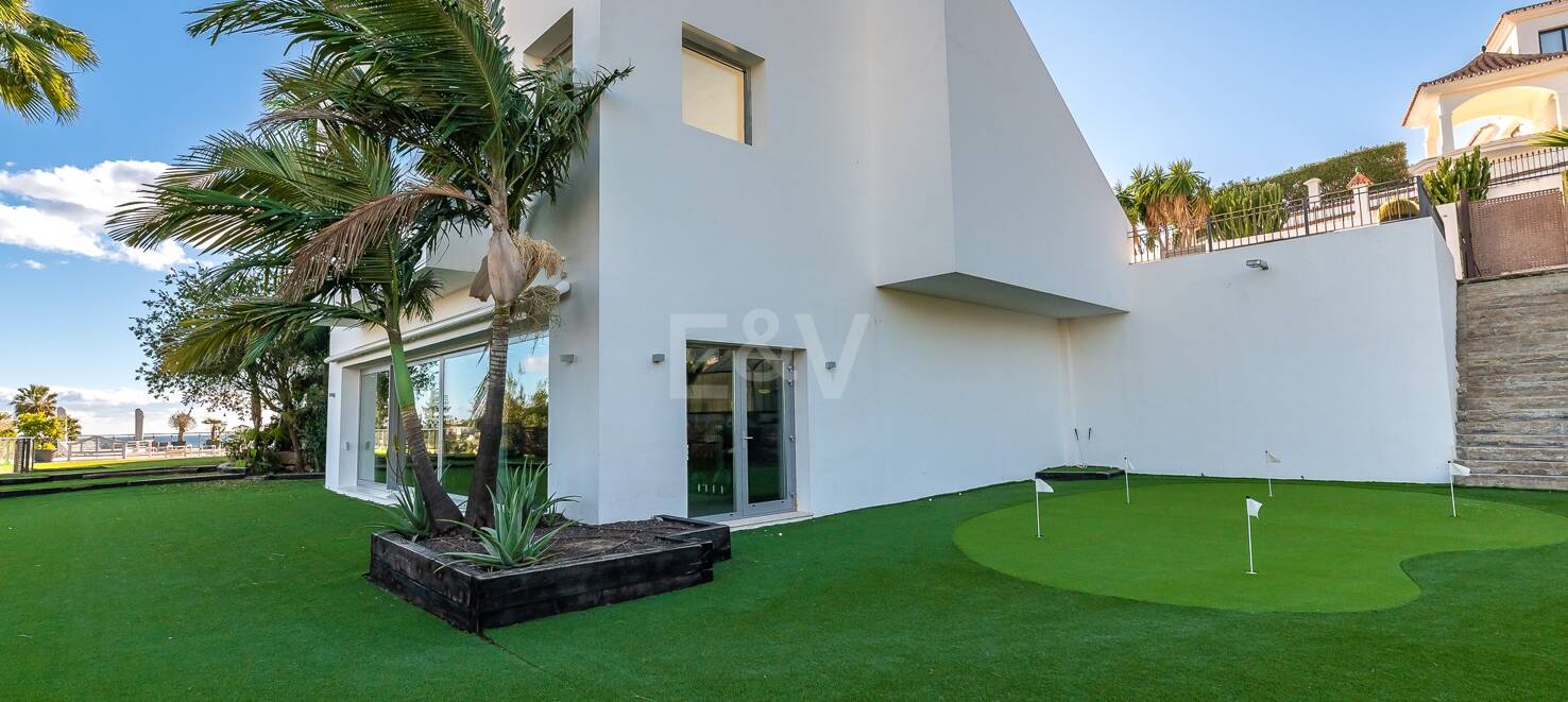 Lujo y serenidad: Villa con vistas panorámicas al mar y campo de golf privado en El Paraíso, Marbella