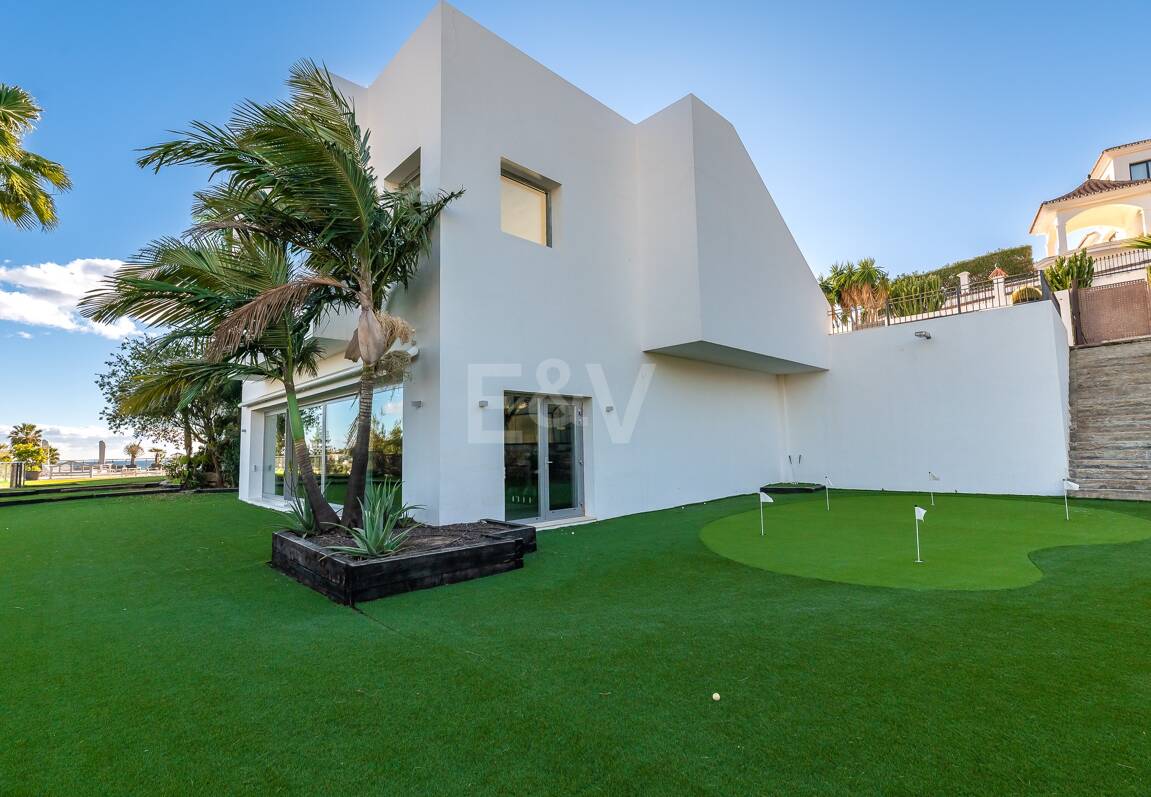 Lujo y serenidad: Villa con vistas panorámicas al mar y campo de golf privado en El Paraíso, Marbella
