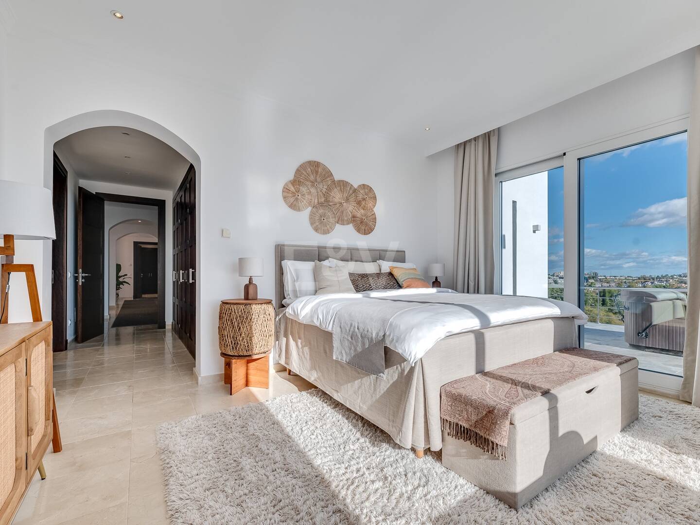 Lujo y serenidad: Villa con vistas panorámicas al mar y campo de golf privado en El Paraíso, Marbella