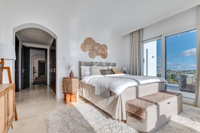Lujo y serenidad: Villa con vistas panorámicas al mar y campo de golf privado en El Paraíso, Marbella