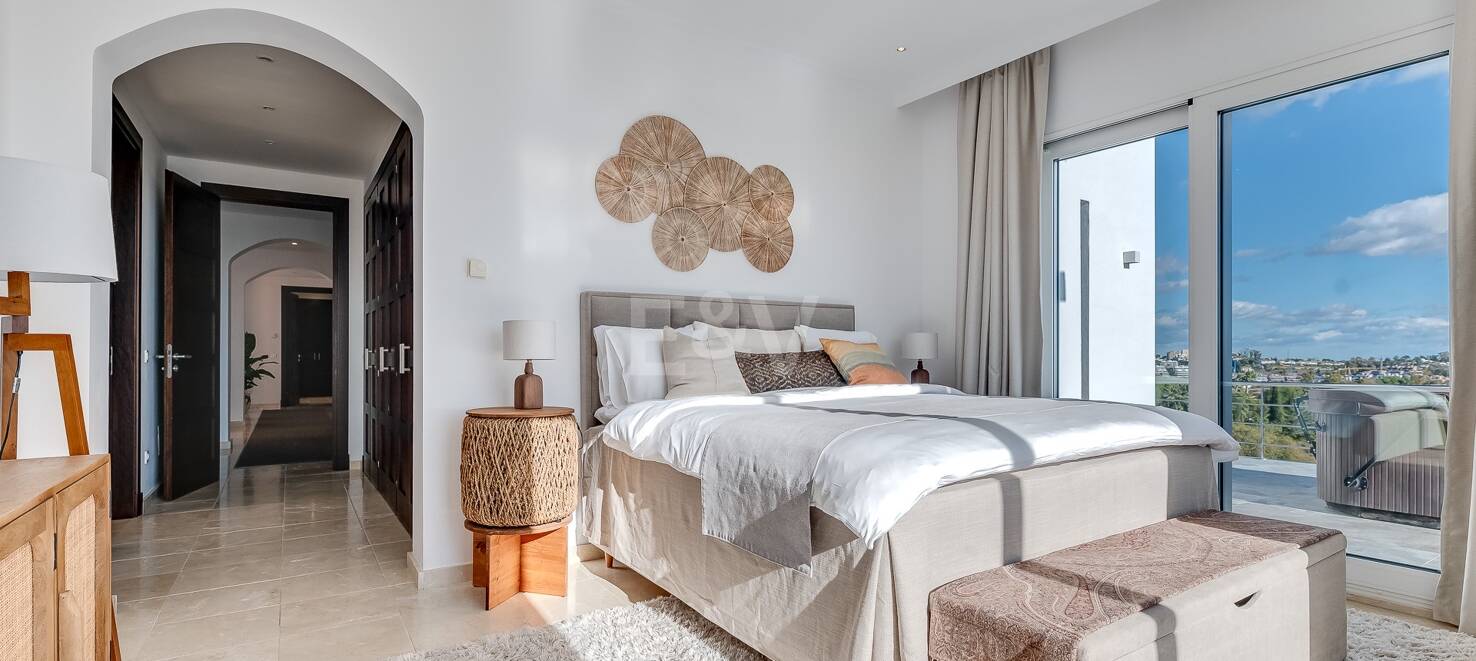 Lujo y serenidad: Villa con vistas panorámicas al mar y campo de golf privado en El Paraíso, Marbella