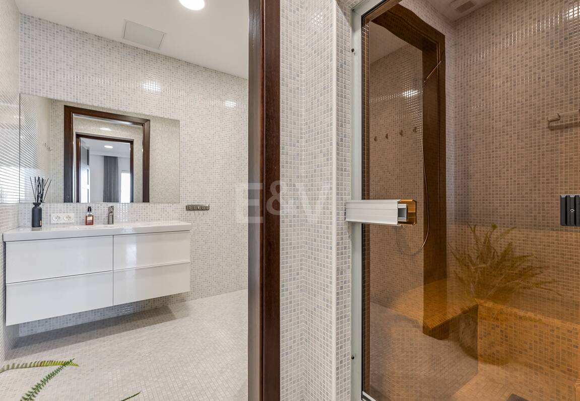 Lujo y serenidad: Villa con vistas panorámicas al mar y campo de golf privado en El Paraíso, Marbella