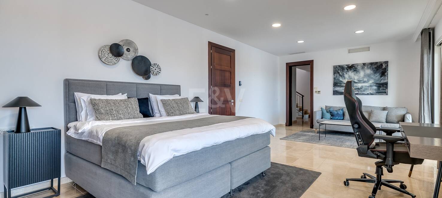 Lujo y serenidad: Villa con vistas panorámicas al mar y campo de golf privado en El Paraíso, Marbella