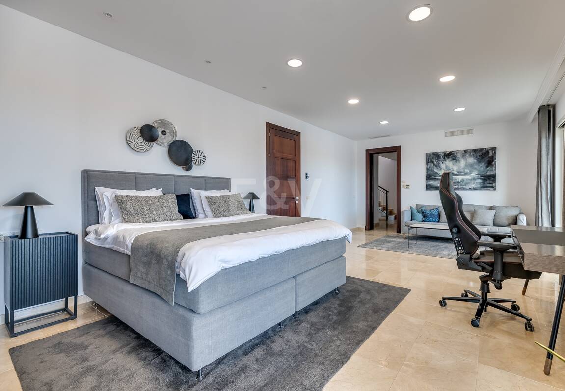 Lujo y serenidad: Villa con vistas panorámicas al mar y campo de golf privado en El Paraíso, Marbella