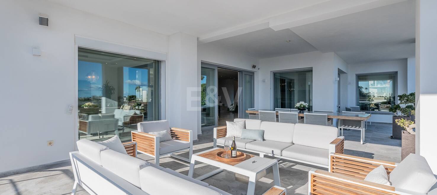 Lujo y serenidad: Villa con vistas panorámicas al mar y campo de golf privado en El Paraíso, Marbella