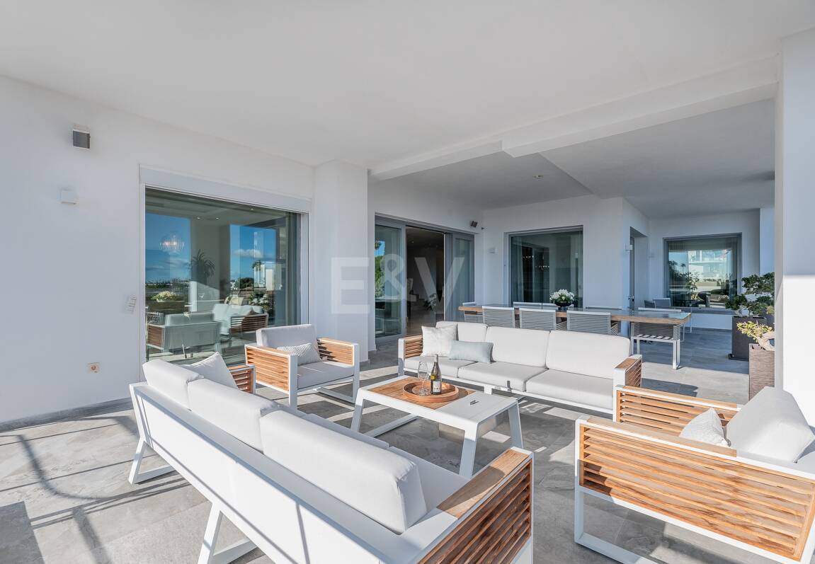 Lujo y serenidad: Villa con vistas panorámicas al mar y campo de golf privado en El Paraíso, Marbella