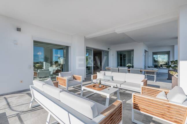 Lujo y serenidad: Villa con vistas panorámicas al mar y campo de golf privado en El Paraíso, Marbella