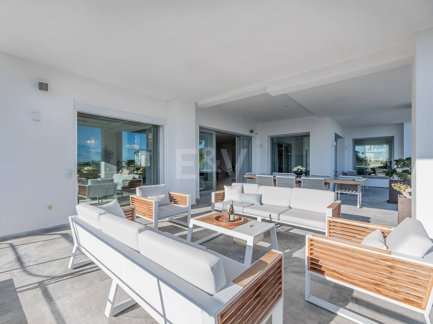 Lujo y serenidad: Villa con vistas panorámicas al mar y campo de golf privado en El Paraíso, Marbella